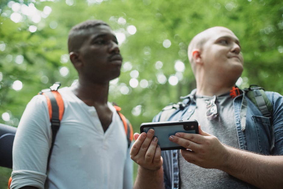Gruppe bei der Geländeorientierung mit GPS-Geräten